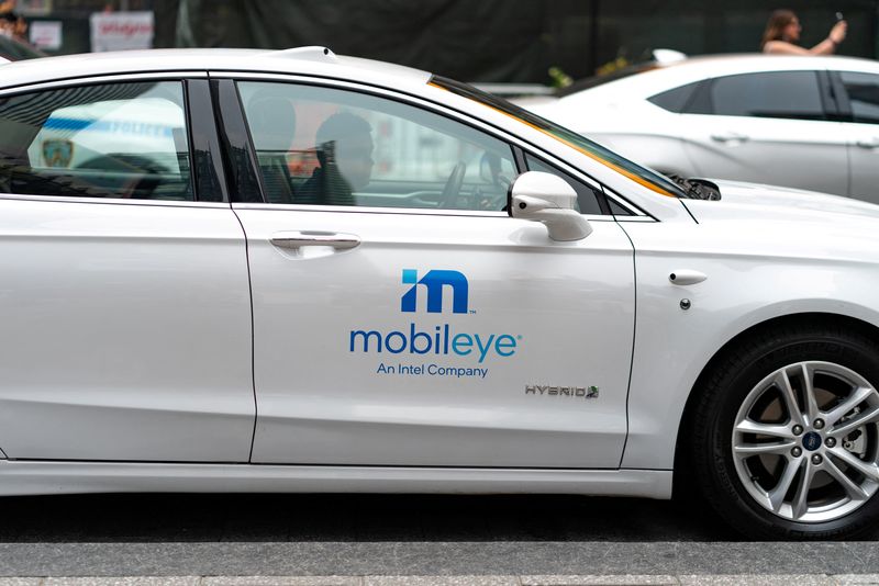 © Reuters. FILE PHOTO: Mobileye driverless car logo is seen on a vehicle at the Nasdaq Market site in New York, U.S., July 20, 2021. REUTERS/Jeenah Moon/File Photo