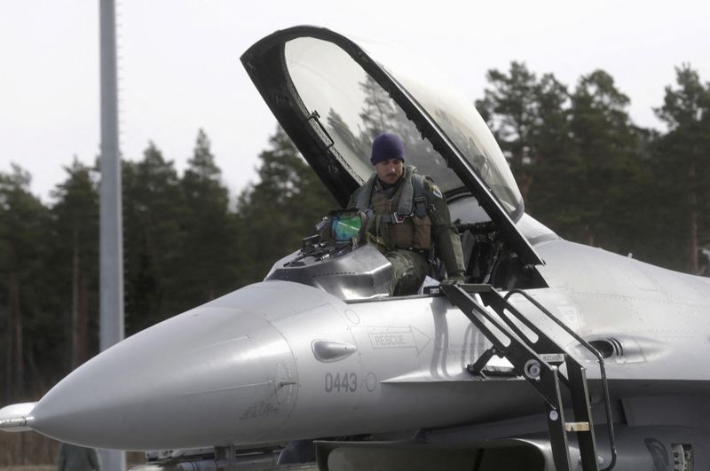 &copy; Reuters. Piloto do 510º Esquadrão de Caças da Força Aérea dos EUA deixa seu caça F-16 na base aérea de Amari
26/03/2015
REUTERS/Ints Kalnins