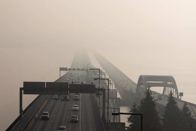&copy; Reuters. FILE PHOTO: Smoke shrouds the view of the Interstate 90 bridge in Seattle, Washington, U.S., October 20, 2022. REUTERS/Matt Mills McKnight/File Photo
