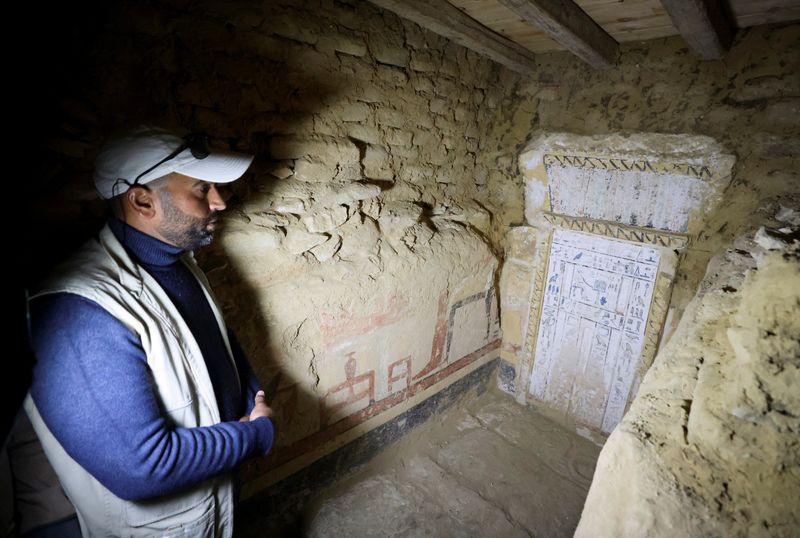 &copy; Reuters. Vista general del interior de una tumba tras el anuncio del descubrimiento de tumbas selladas de 4.300 años de antigüedad en la necrópolis egipcia de Saqqara, en Giza, Egipto. 26 de enero, 2023. REUTERS/Mohamed Abd El Ghany