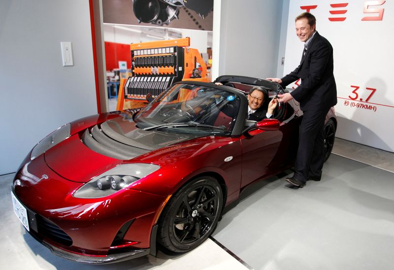 &copy; Reuters. FILE PHOTO: Toyota Motor Corp President Akio Toyoda (L) is presented with the keys to a Tesla Motor's Roadster electric car by Tesla Motor Inc Chief Executive Elon Musk during a photo session at a news conference in Tokyo November 12, 2010. REUTERS/Issei 