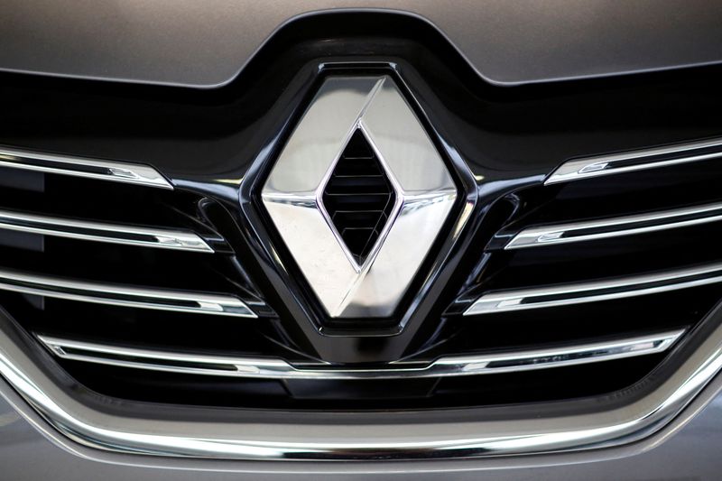 &copy; Reuters. Le logo Renault sur l'une des voitures Espace de l'entreprise française dans une concession aux Sorinières près de Nantes. /Photo prise le 24 novembre 2015/REUTERS/Stephane Mahe