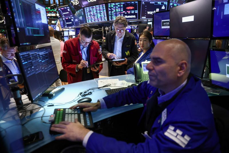 &copy; Reuters. Des traders travaillent dans la salle des marchés de la Bourse de New York (NYSE). /Photo prise le 26 janvier 2023/REUTERS/Andrew Kelly