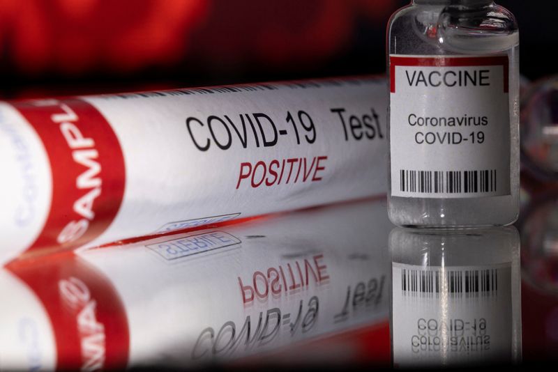 &copy; Reuters. FILE PHOTO: A test tube labelled "COVID-19 Test Positive" and a vial labelled "VACCINE Coronavirus COVID-19" are seen in this illustration taken December 11, 2021. REUTERS/Dado Ruvic/Illustration