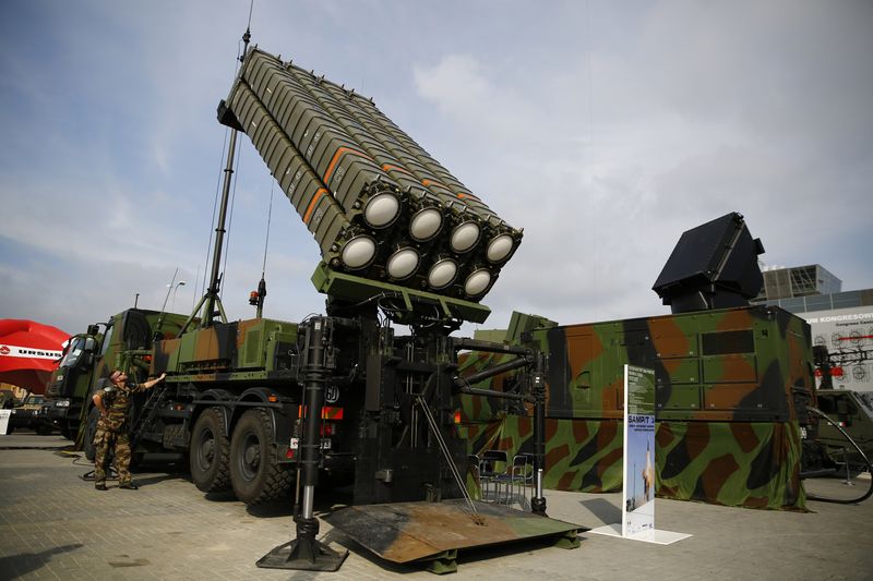© Reuters. FILE PHOTO: Soldiers present an anti-missile system SAMP/T by Thales at an international military fair in Kielce, southern Poland September 2, 2014.  Picture taken on September 2, 2014. REUTERS/Kacper Pempel/File Photo
