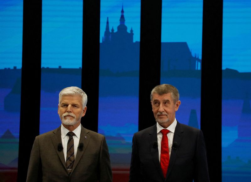 &copy; Reuters. FILE PHOTO: Czech presidential candidates Petr Pavel (L) and Andrej Babis attend a televised debate ahead of the election run-off, in Prague, Czech Republic, January 25, 2023. REUTERS/David W Cerny/File Photo