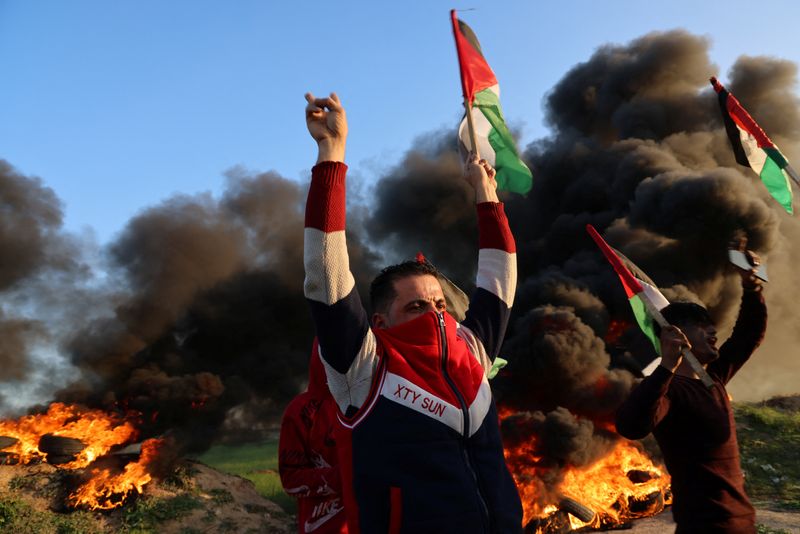 &copy; Reuters. Palestinos entram em confronto com forças israelenses perto da fronteira de Israel com Gaza
26/01/2023
REUTERS/Mohammed Salem