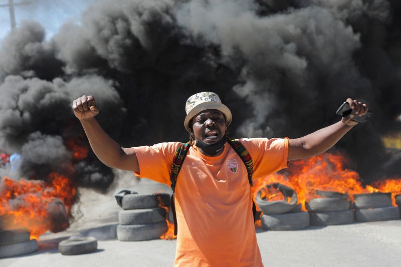 &copy; Reuters. Manifestante em um protesto pelos recentes assassinatos de policiais por gangues armadas, em Porto Príncipe, Haiti
26/01/2023
REUTERS/Ralph Tedy Erol