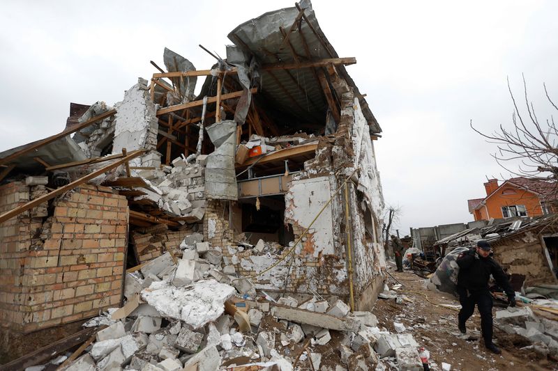 Fighting intensifies in east Ukraine, Kyiv seeks more weapons