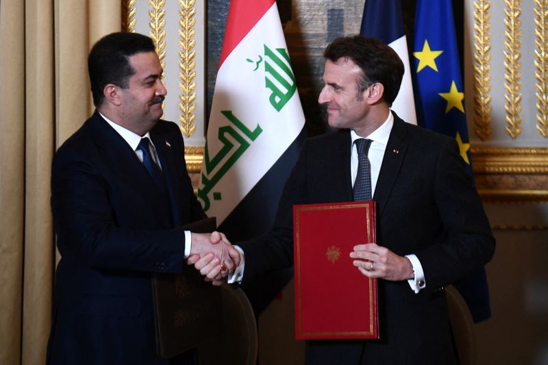 &copy; Reuters. الرئيس الفرنسي إيمانويل ماكرون (إلى اليمين) يرحب برئيس الوزراء العراقي محمد السوداني في قصر الإليزيه بباريس يوم الخميس. صورة لرويترز من ممث