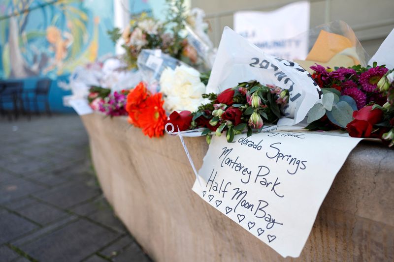 &copy; Reuters. FILE PHOTO: Notes and flowers lie at a memorial for shooting victims at Mac Dutra Park in Half Moon Bay, California, U.S., January 25, 2023. REUTERS/Fred Greaves