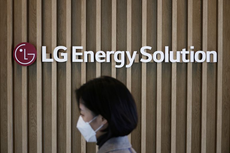 &copy; Reuters. An employee walks past the logo of LG Energy Solution at its office building in Seoul, South Korea, November 23, 2021. Picture taken November 23, 2021.    REUTERS/Kim Hong-Ji