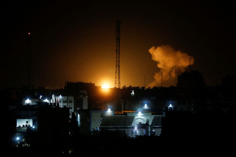 &copy; Reuters. Smoke and flames rise during Israeli airstrikes in Gaza City, January 27, 2023. REUTERS/Arafat Barbakh 