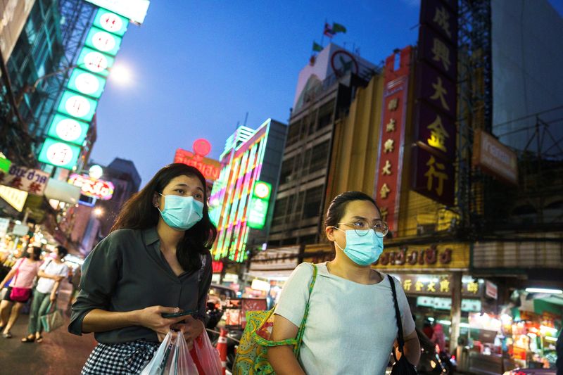 &copy; Reuters. FILE PHOTO: People wearing face masks shop for street food in Chinatown amid the spread of the coronavirus disease (COVID-19) in Bangkok, Thailand, January 6, 2021. REUTERS/Athit Perawongmetha
