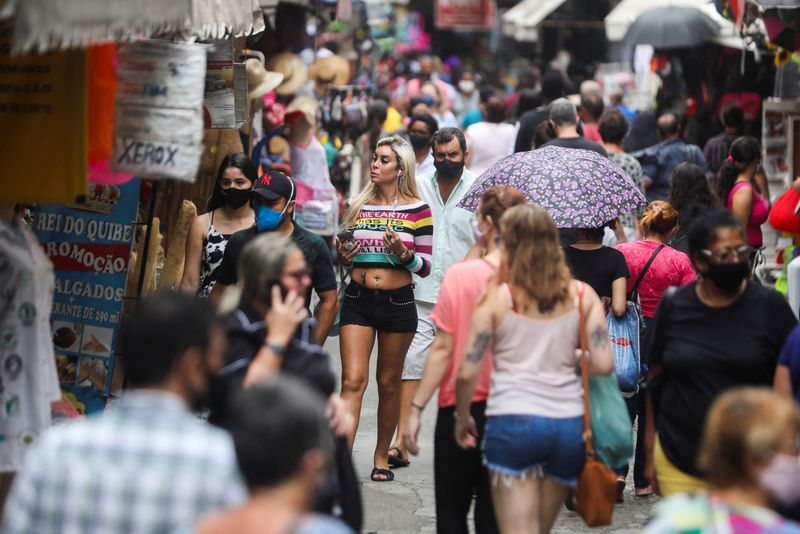 &copy; Reuters. 　１月２７日、ブラジル財務省は、公的債務残高が今年最大１４％増加すると表明、債務状況の改善には財政均衡へのコミットメントが不可欠だと強調した。写真はリオデジャネイロで２０