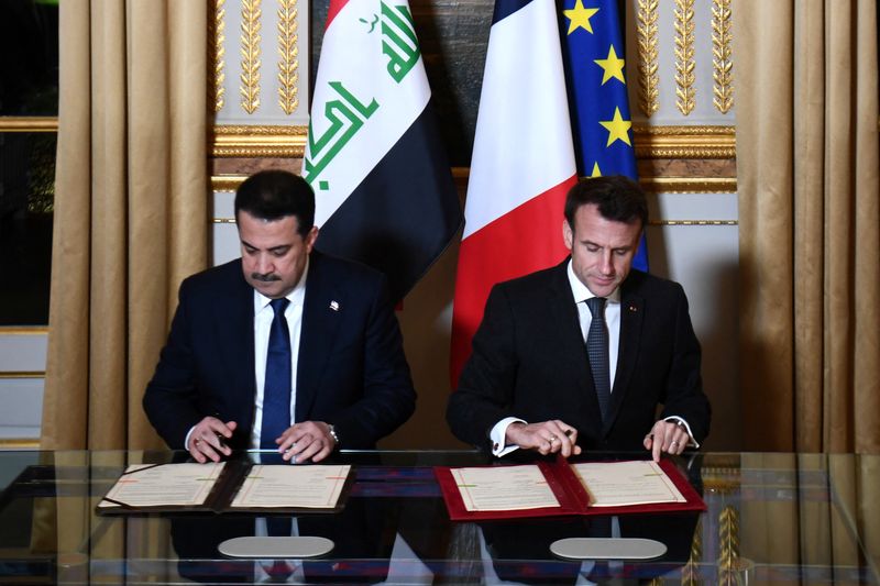 &copy; Reuters. Le président français Emmanuel Macron et le Premier ministre irakien Mohammed al-Sudani signent des documents à l'Elysée à Paris. /Photo prise le 26 janvier 2023/REUTERS/Christophe Archambault