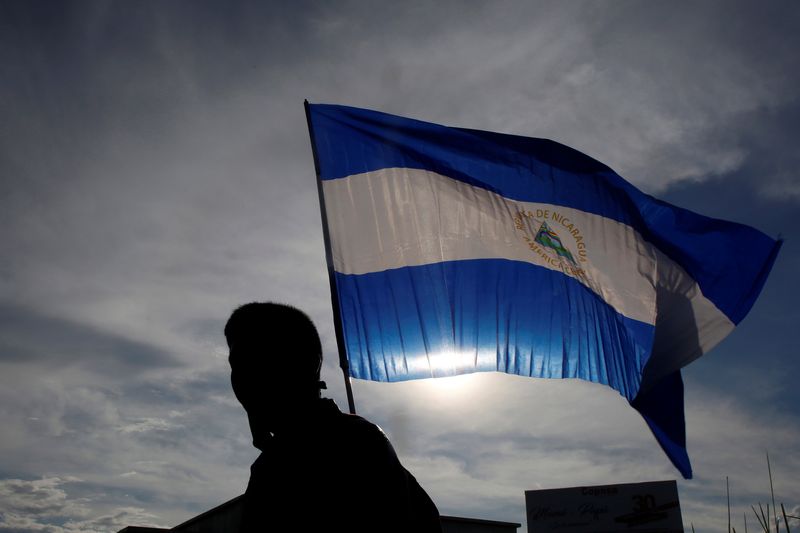 &copy; Reuters. Photo d'archives. Une personne brandit un drapeau national nicaraguayen lors d'une manifestation à Managua, au Nicaragua. /Photo prise le 17 mai 2018. REUTERS/Oswaldo Rivas