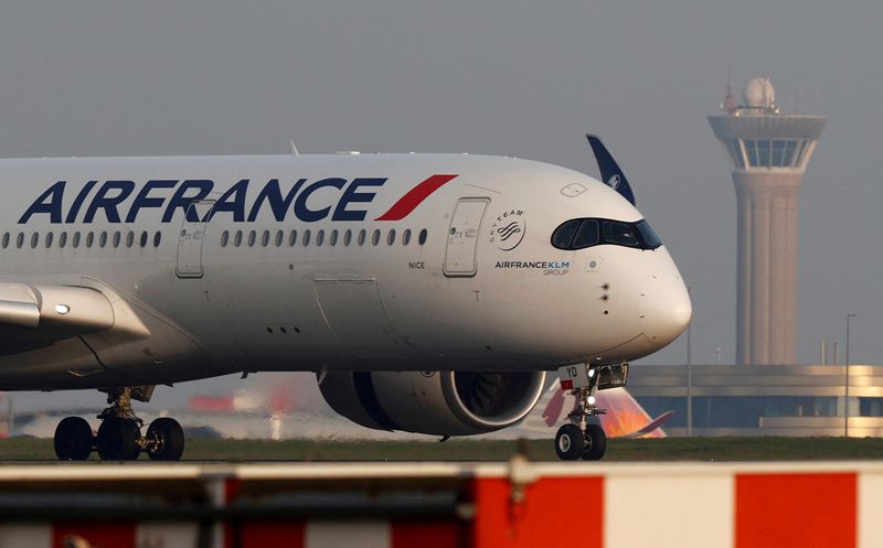 © Reuters. FILE PHOTO: An Air France Airbus A350 airplane lands at the Charles-de-Gaulle airport in Roissy, near Paris, France April 2, 2021. REUTERS/Christian Hartmann/File Photo