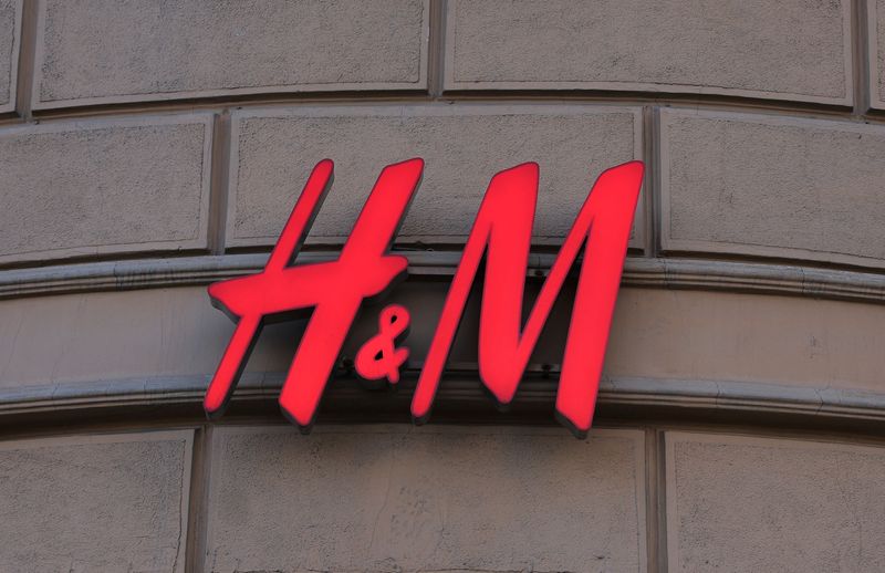 &copy; Reuters. Photo d'archives du logo H&M à Moscou, en Russie. /Photo prise le 30 novembre 2022/REUTERS/Evgenia Novozhenina