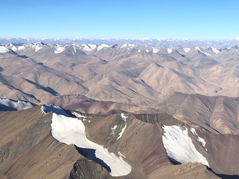 &copy; Reuters. منظر عام لسلسلة جبال مغطاة بالثلج في منطقة لداخ الواقعة على جبال الهيمالايا في صورة من أرشيف رويترز. 