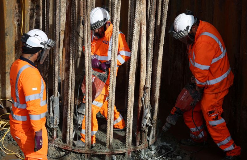 © Reuters. FILE PHOTO: Workers operate jackhammers at the HS2 rail Curzon Street Station construction site in Birmingham, Britain, October 3, 2022. REUTERS/Phil Noble/File Photo