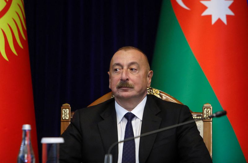 © Reuters. رئيس أذربيجان إلهام علييف خلال اجتماع مع رئيس قيرغيزستان في العاصمة بشكك في 11 أكتوبر تشرين الثاني 2022 . تصوير : فلاديمير بيروجوف- رويترز . 