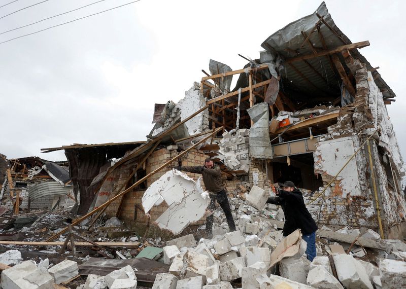&copy; Reuters. ساكنان محليان يقومان بإزالة حطام منزل جار لهما دمرته غارة عسكرية روسية مع استمرار الغزو الروسي لأوكرانيا خارج منطقة كييف يوم الخميس. تصوير: 