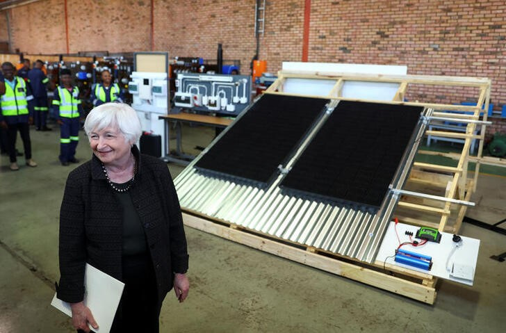 &copy; Reuters. La Secretaria del Tesoro de EEUU, Janet Yellen, junto a una estación de paneles solares, durante una visita a la región minera de carbón de Mpumalanga, Sudáfrica, 27 de enero de 2023. REUTERS/Siphiwe Sibeko