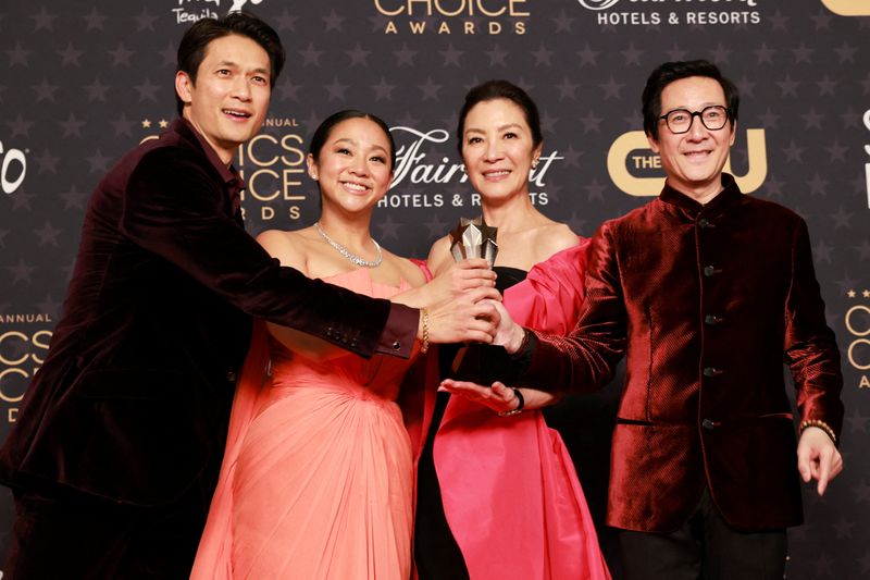 &copy; Reuters. FILE PHOTO: Harry Shum Jr., Stephanie Hsu, Michelle Yeoh, and Ke Huy Quan pose with the Best Picture award for "Everything Everywhere All at Once" at the 28th annual Critics Choice Awards in Los Angeles, California, U.S., January 15, 2023. REUTERS/Aude Gu