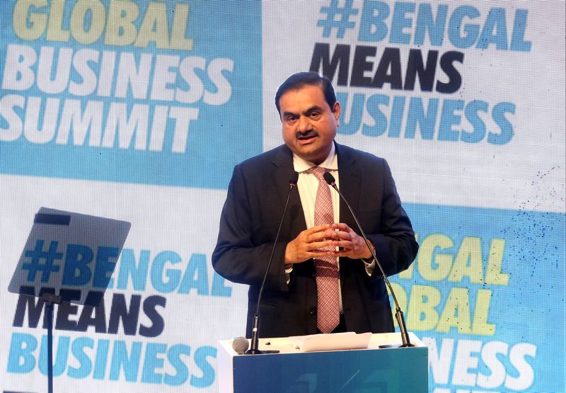 © Reuters. Indian billionaire Gautam Adani addresses delegates during the Bengal Global Business Summit in Kolkata, India April 20, 2022. REUTERS/Rupak De Chowdhuri