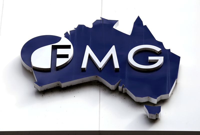&copy; Reuters. FOTO DE ARQUIVO: O logotipo do Fortescue Metals Group adorna sua sede em Perth, Austrália, 11 de novembro de 2015. REUTERS/David Gray/Foto de arquivo

