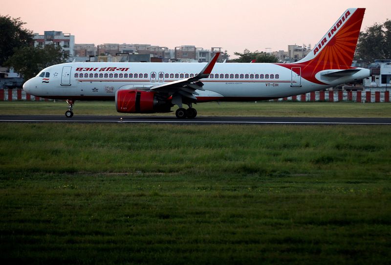 &copy; Reuters. Photo d'archives d'un avion Air India à l'aéroport international Sardar Vallabhbhai Patel, à Ahmedabad, Inde. /Photo prise le 22 octobre 2021/REUTERS/Amit Dave/File Photo