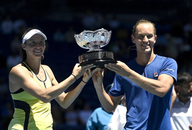 © Reuters. Luisa Stefani e Rafael Matos posam com o troféu do Aberto da Austrália após vencerem a final do torneio de duplas mistas em Melbourne
27/01/2023 REUTERS/Jaimi Joy