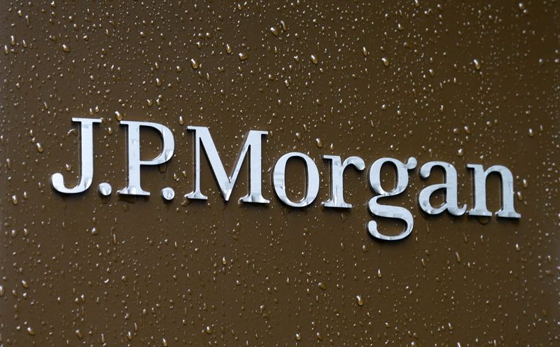 &copy; Reuters. Photo d'archives du logo de J.P. Morgan à Zurich, en Suisse. /Photo prise le 8 juillet 2021/REUTERS/Arnd Wiegmann