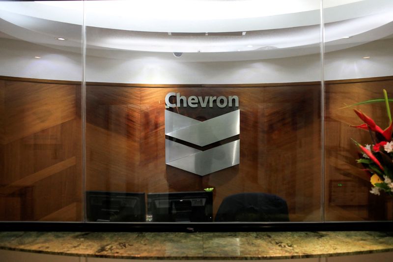 &copy; Reuters. Le logo de Chevron dans son bureau à Caracas, Venezuela. /Photo prise le 25 avril 2018. REUTERS / Marco Bello / File Photo