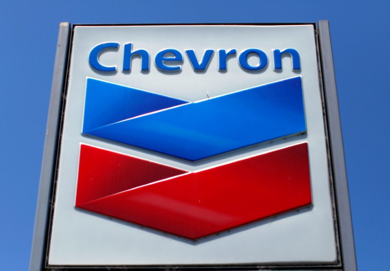 &copy; Reuters. Imagen de archivo del letrero de una estación de gasolina de Chevron en Del Mar, California, Estados Unidos. 25 de abril, 2013. REUTERS/Mike Blake/Archivo