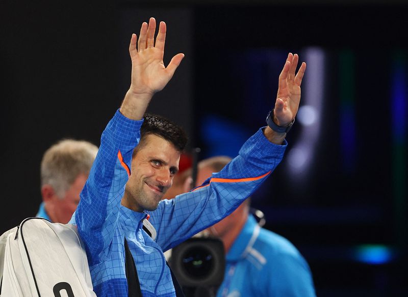 © Reuters. لاعب التنس الصربي نوفاك ديوكوفيتش يلوح للجماهير بعد فوزه في بطولة أستراليا المفتوحة للتنس في ملبورن يوم الجمعة. تصوير: هانا مكاي - رويترز.