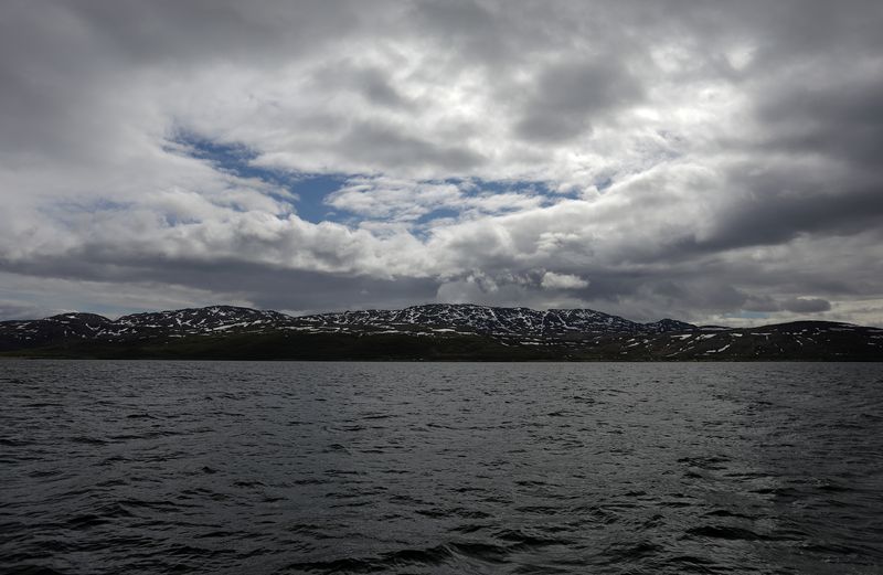 &copy; Reuters. FOTO DE ARCHIVO: Una vista de las colinas desde Repparfjord