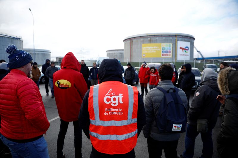 &copy; Reuters. Trabalhadores de energia franceses se reúnem em frente à refinaria da gigante francesa de petróleo TotalEnergies em Donges
26/01/2023
REUTERS/Stephane Mahe