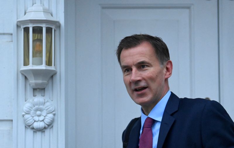 © Reuters. Ministro das Finanças do Reino Unido, Jeremy Hunt em frente a sua casa, em Londres, Reino Unido
16/11/2022
REUTERS/Toby Melville