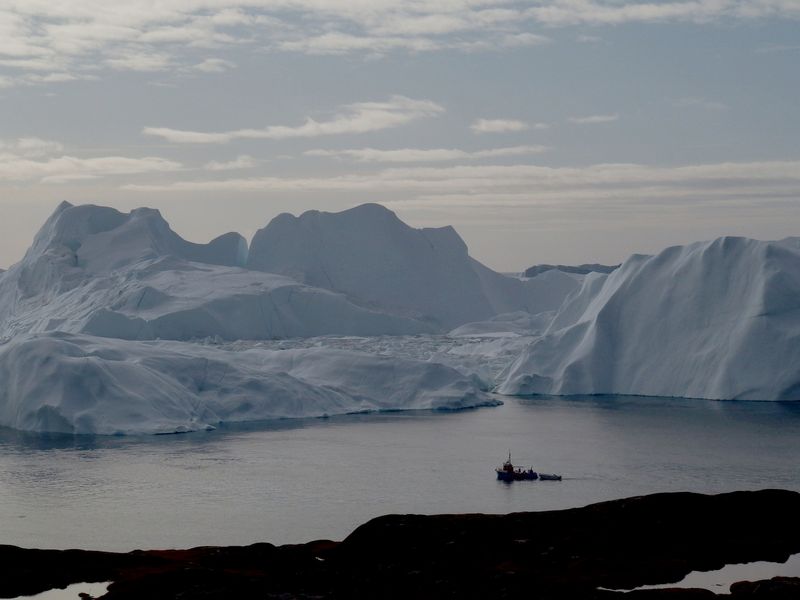 © Reuters. FILE PHOTO: A fishing vessel sails in the ice fjord near Ilulissat, Greenland September 12, 2017. REUTERS/Jacob Gronholt-Pedersen/File Photo