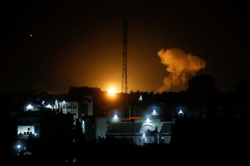 © Reuters. Fumaça e chamas são vistas durante ataque israelense a Gaza
27/01/2023
REUTERS/Arafat Barbakh