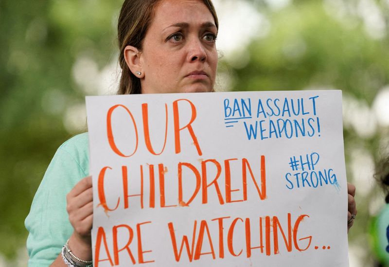 © Reuters. FILE PHOTO: An activist takes part in a rally calling on Congress to pass legislation to ban assault style weapons, at the U.S. Capitol in Washington, U.S., September 22, 2022. REUTERS/Kevin Lamarque/File Photo