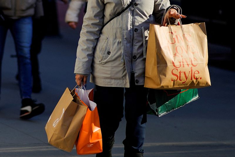 &copy; Reuters. Une femme porte des sacs de courses à New York. /Photo prise le 21 décembre 2022/REUTERS/Eduardo Munoz