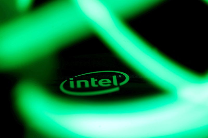 &copy; Reuters. Le logo d'Intel est visible derrière des lumières LED dans cette illustration. /Photo réalisée le 5 janvier 2018/REUTERS/Dado Ruvic