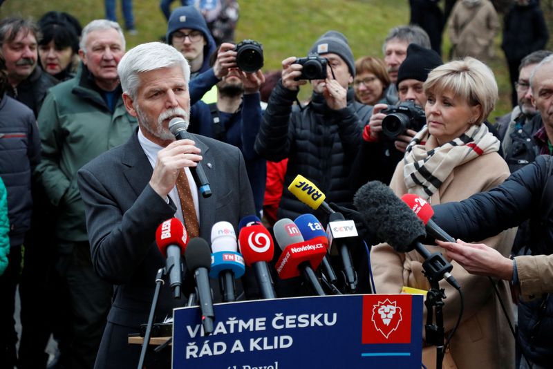 © Reuters. Czech presidential candidate Petr Pavel speaks to members of the media during the country's presidential election run-off, in the village of Cernoucek, Czech Republic, January 27, 2023. REUTERS/David W Cerny