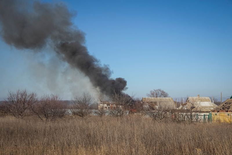 © Reuters. منزل يحترق بالقرب من مدينة فاهليدار بمنطقة دونيتسك بأوكرانيا عقب هجوم شنته روسيا يوم الجمعة. تصوير : أولكساندر راتوشنياك - رويترز  . 