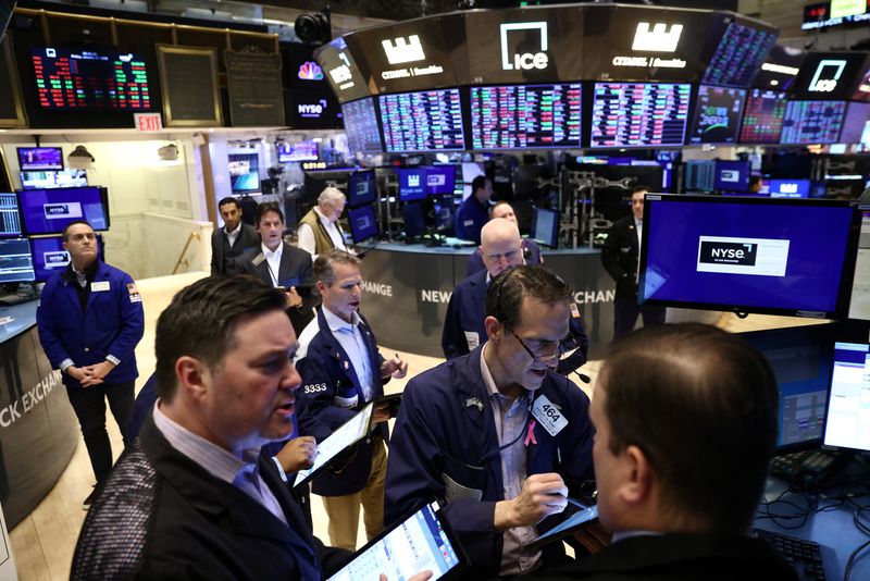 © Reuters. Traders work on the trading floor at the New York Stock Exchange (NYSE) in New York City, U.S., January 27, 2023. REUTERS/Andrew Kelly