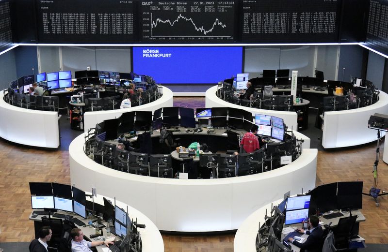 &copy; Reuters. شاشات إلكترونية تعرض حركة تداول الأسهم في مؤشر داكس الألماني في بورصة فرانكفورت يوم الجمعة . تصوير : رويترز .   