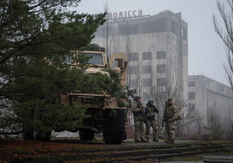 &copy; Reuters. FOTO DE ARCHIVO: Militares ucranianos asisten a un simulacro conjunto de las fuerzas armadas, guardias nacionales, guardias fronterizos y el Servicio de Seguridad de Ucrania (SBU) en la frontera con Bielorrusia, durante el ataque de Rusia a Ucrania, cerca